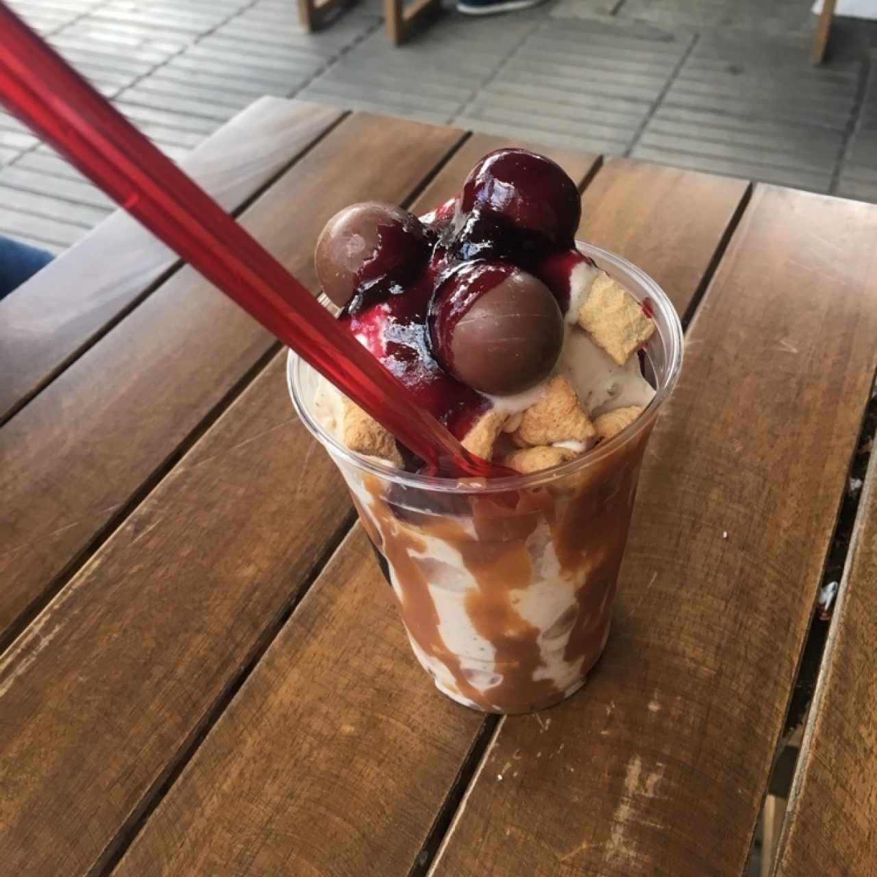 Malteada de vainilla, con arequipe , busbujas , salsa de mora y flips.