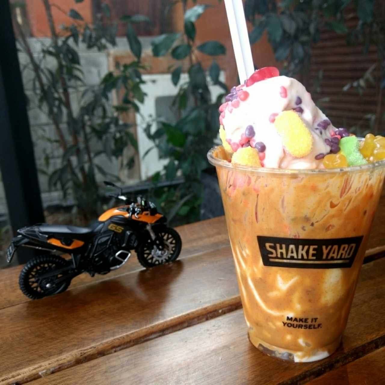 Base de crema de mani, helado de vainilla con gomitas y nerds