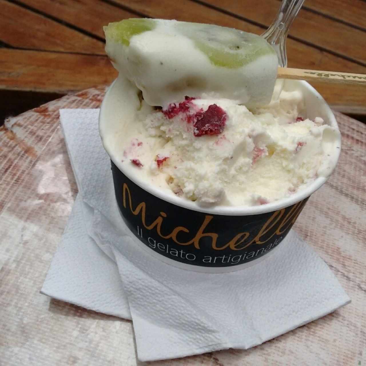 Paleta de kiwi  y vaso de dos sabores, mascarpone y pie de limón