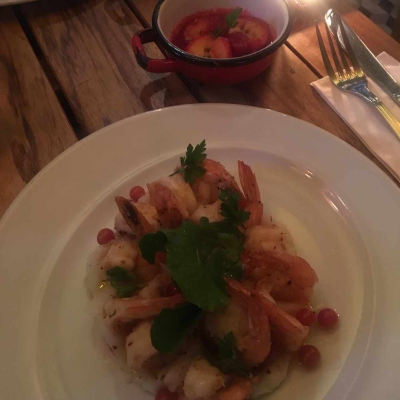 Langostinos al ajillo + platano en tentación