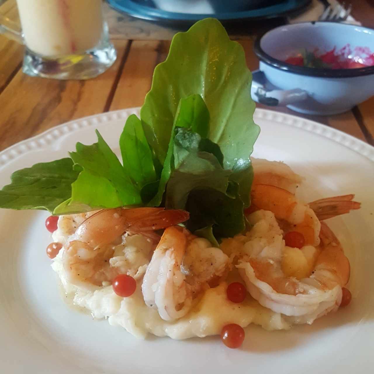 Langostinos sobre puré de yuca 