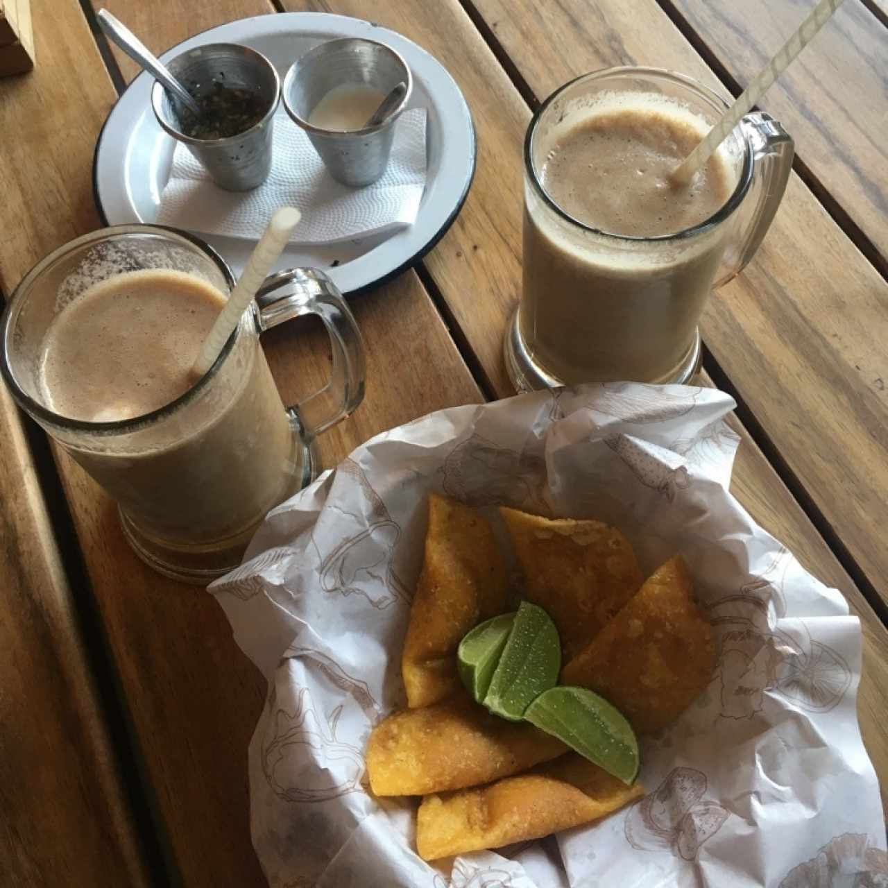 empanaditas y jugo de tamarindo