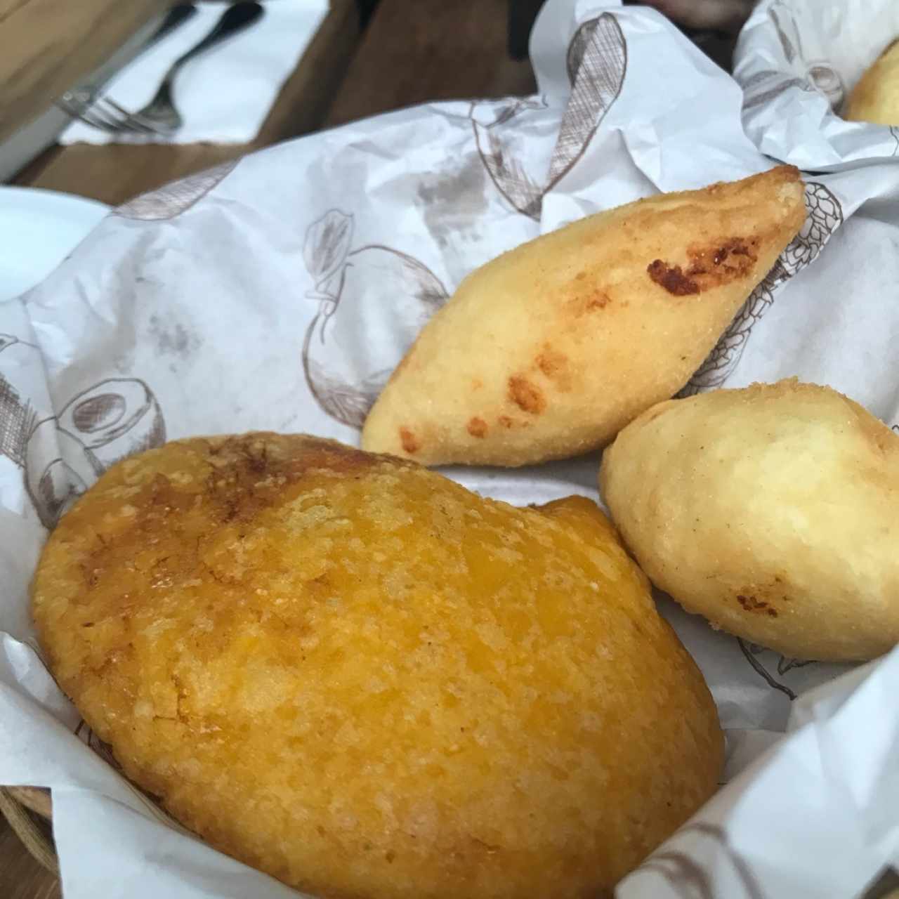 carimañola y arepa de huevo de carne