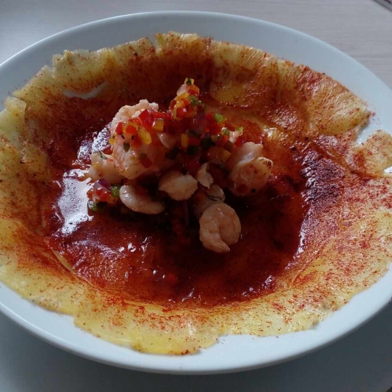 carpaccio de piña caramelizada con camarones a la parrill