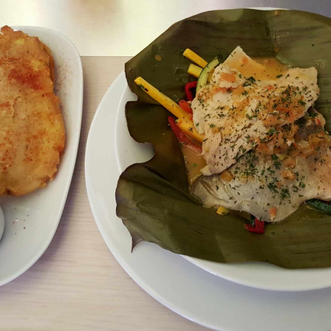 Cachama rellena acompañada con patacones de colicero