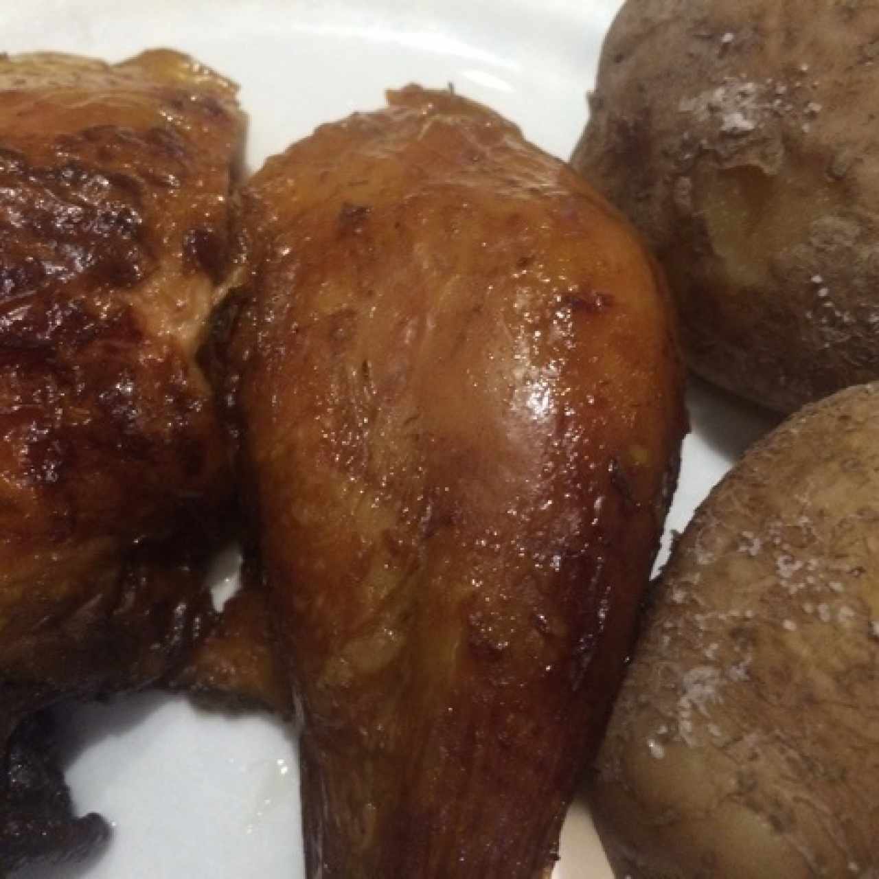 Pollo asado con papa salada