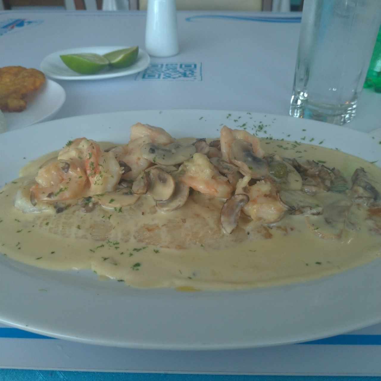 filete en salsa de alcaparras champiñones y camarones