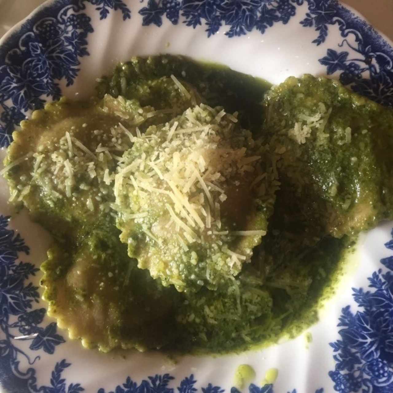 Ravioli de carne con salsa pesto