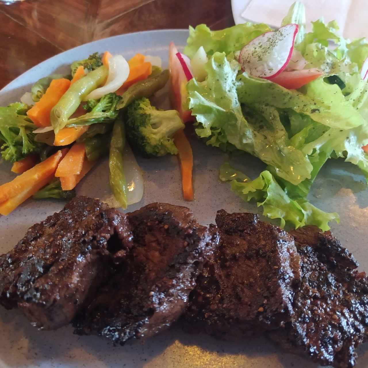 Lomo Pimienta con verduras caliente y ensalada