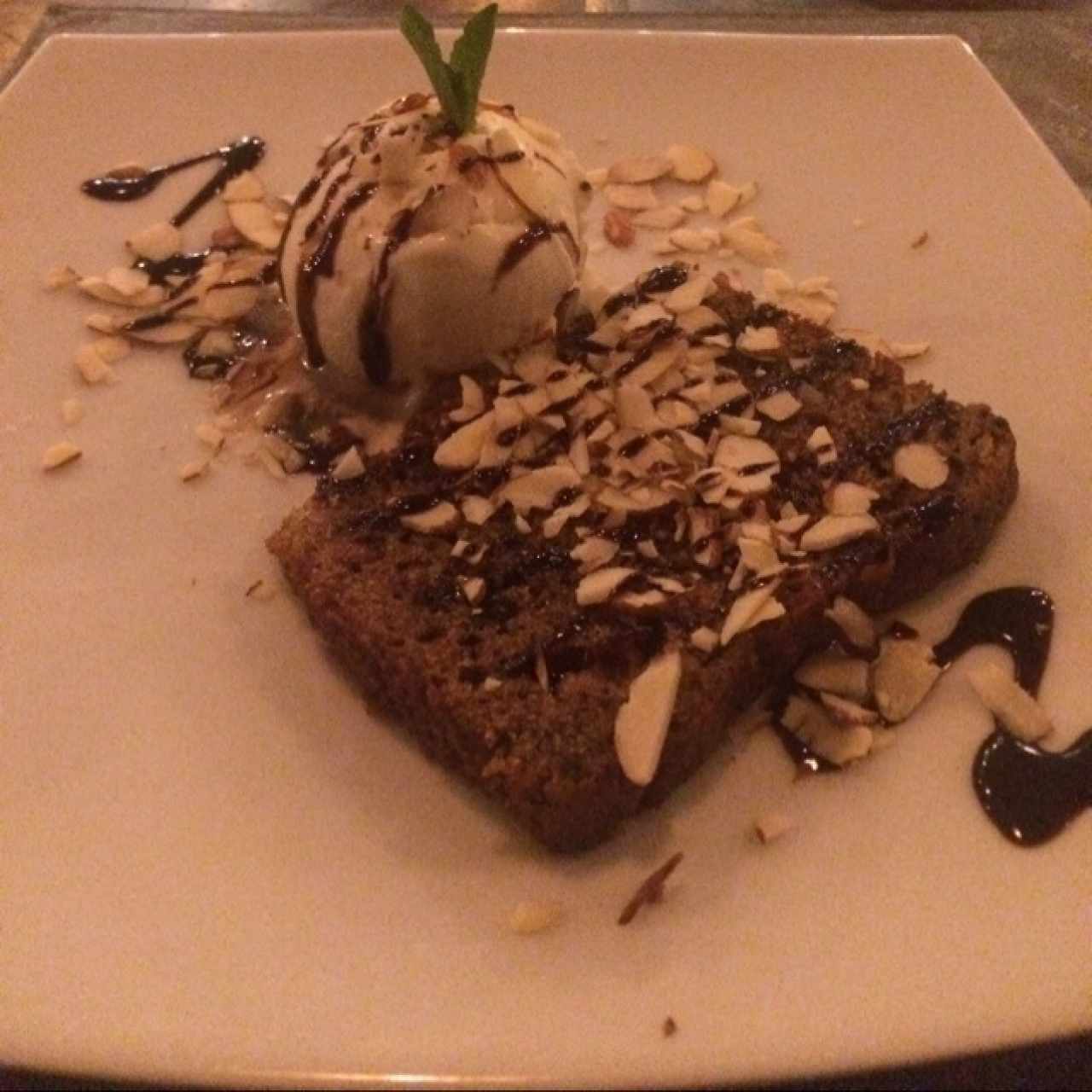 torta de almendras con helado