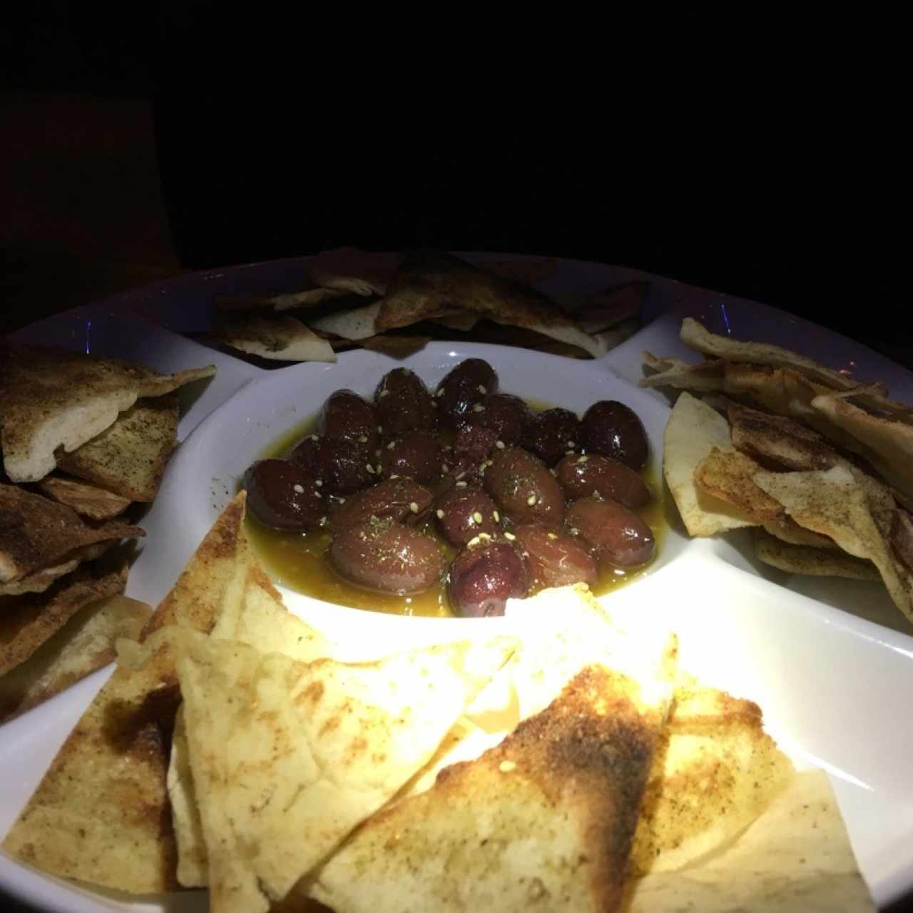 Aceitunas con Satar y, abundante pita tostada