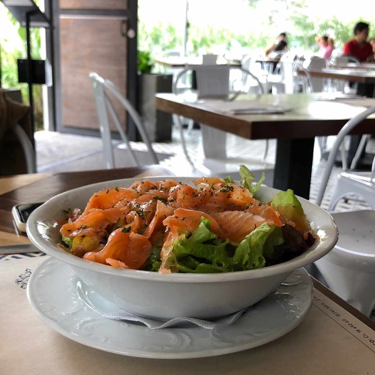 Ensalada de tomate y aguacate con salmón curado