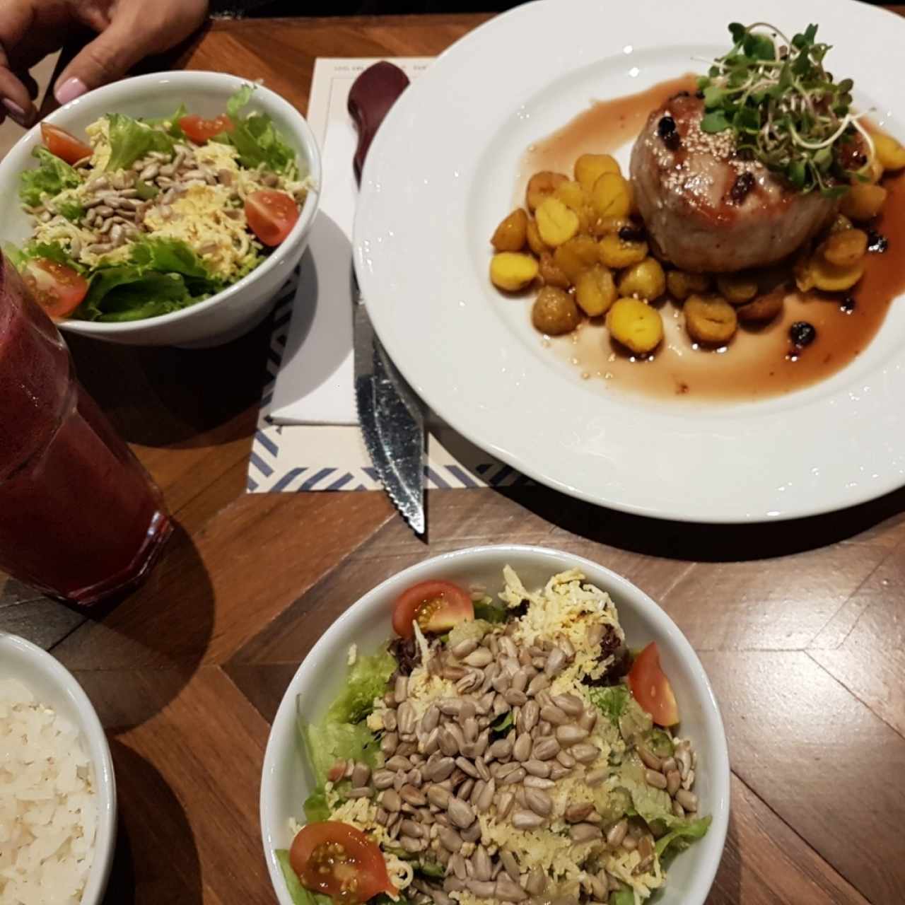Carne de cerdo y ensalada.
