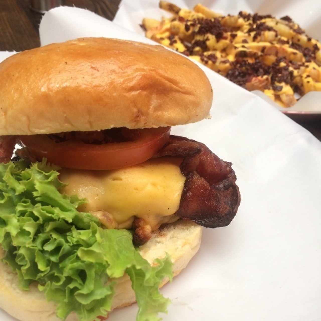Naked con adiciones y atrás, bacon & cheese fries