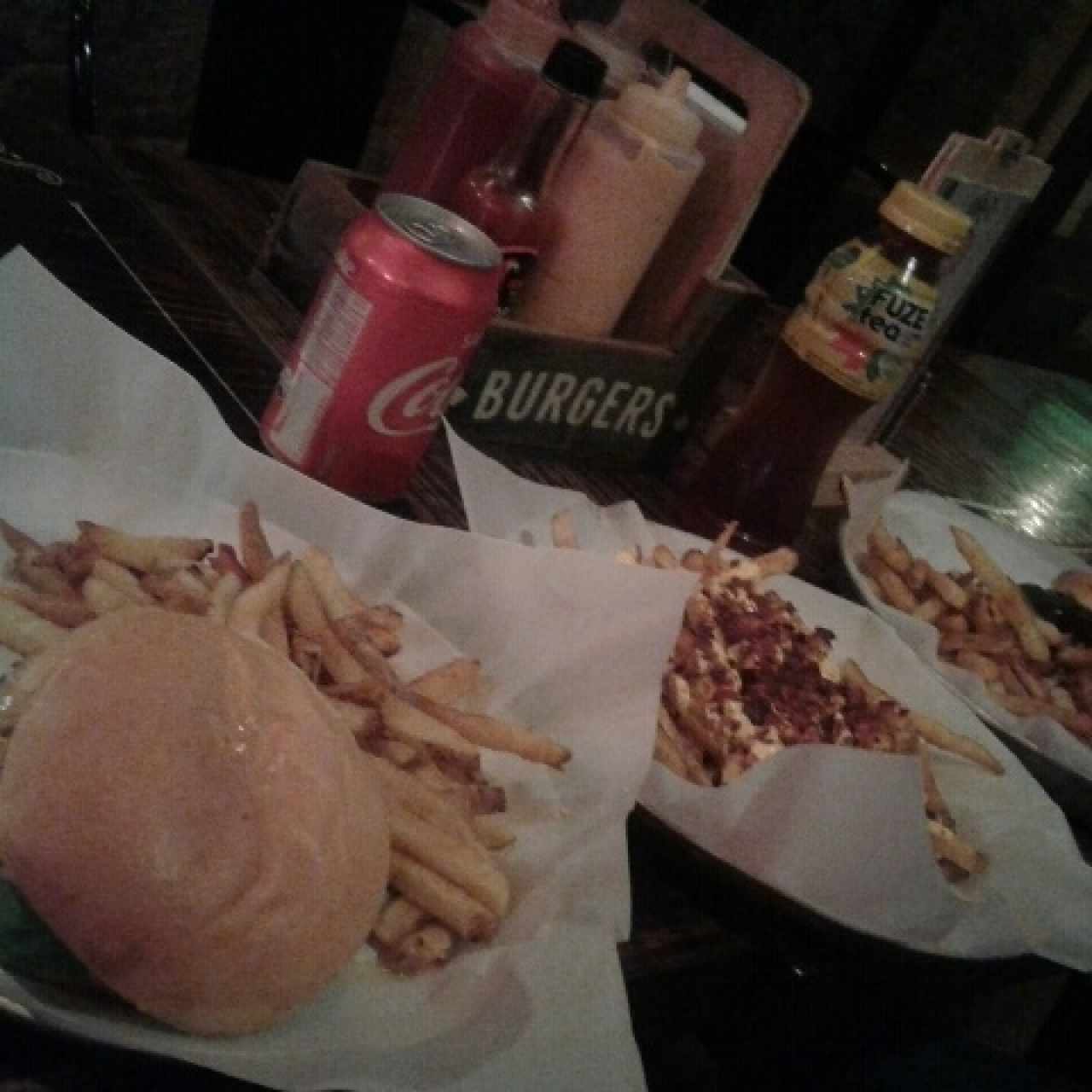 Smoking Molly, Spicy Honey y Bacon n' Cheese fries