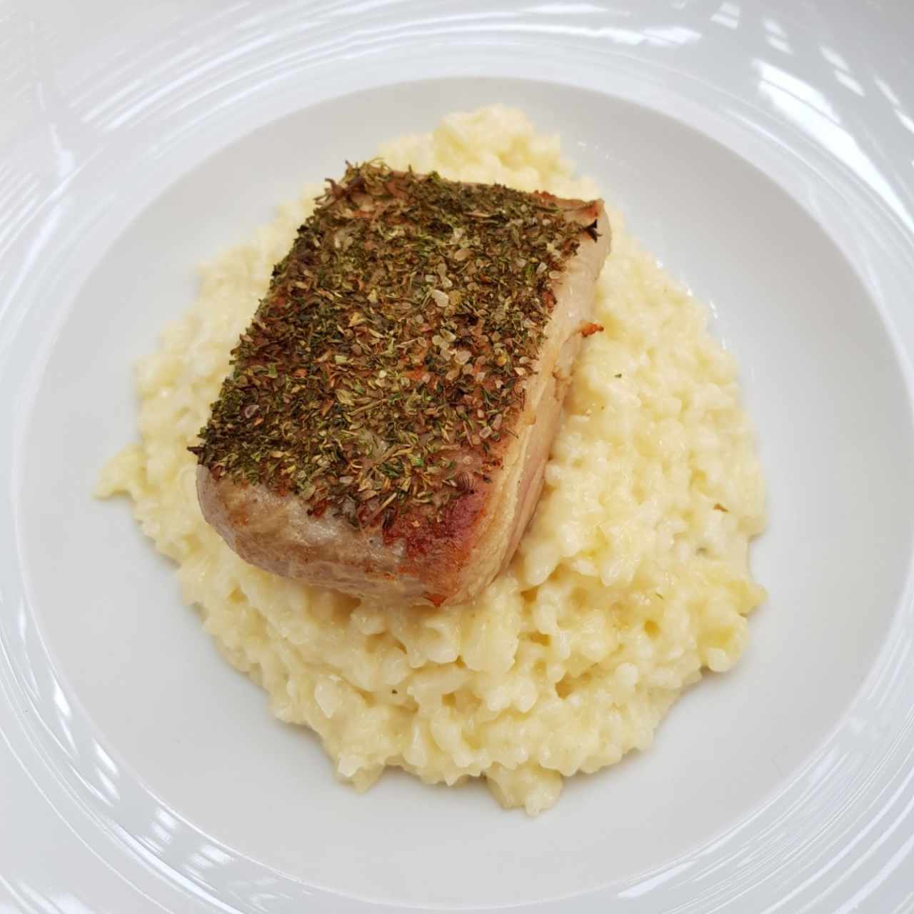 Atún Encostrado con Risotto de Coco