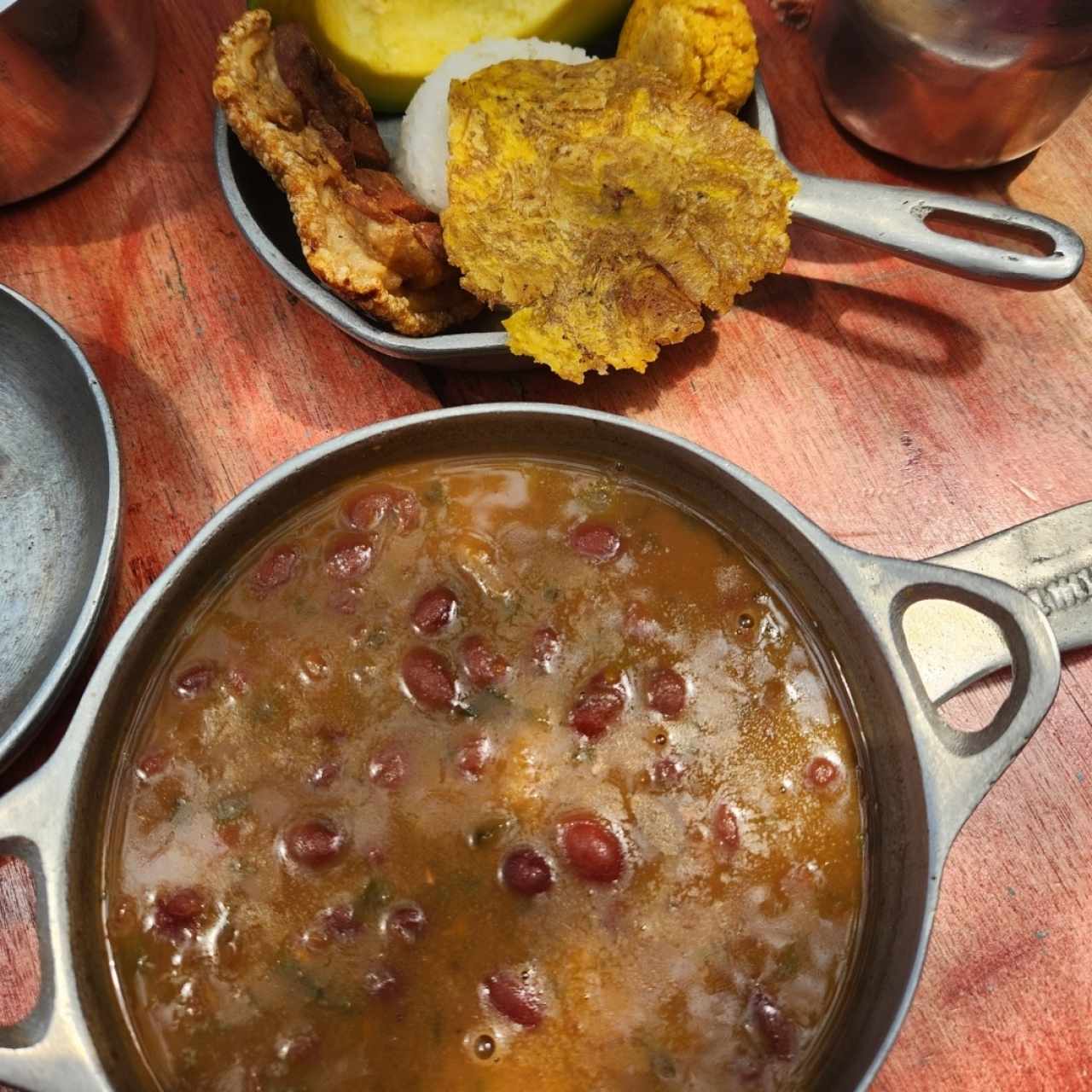 frijoles con chicharrón 
