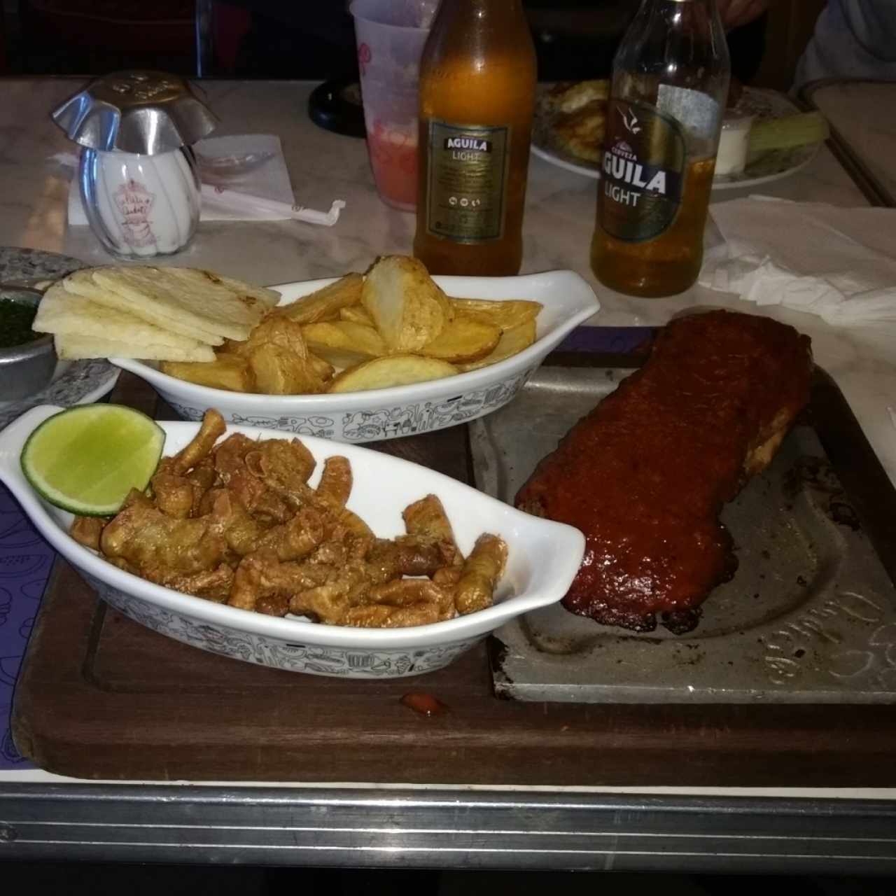 Costillas de cerdo con papas casco y adición de chinchulines