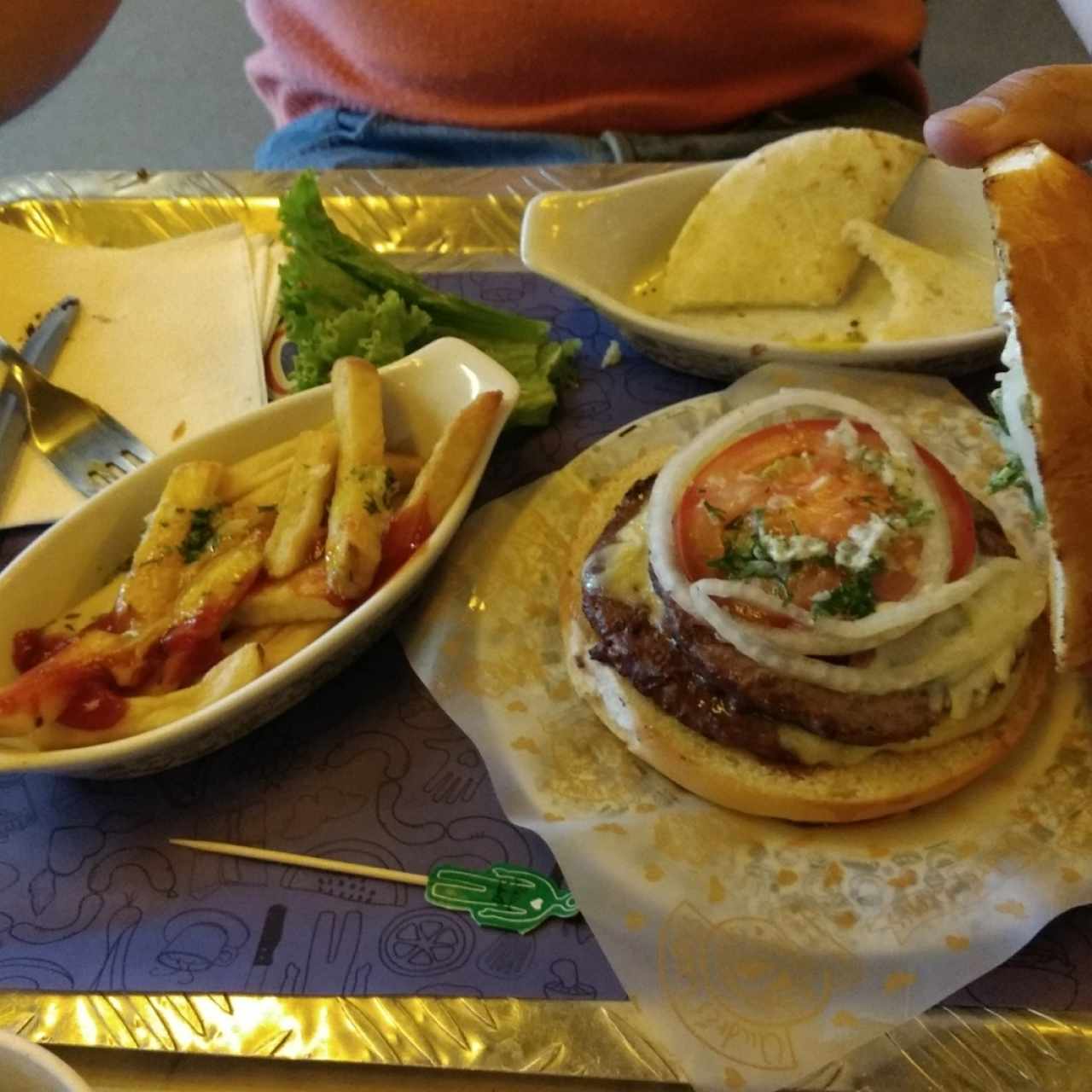 Hamburguesa doble carne con papas a la francesa