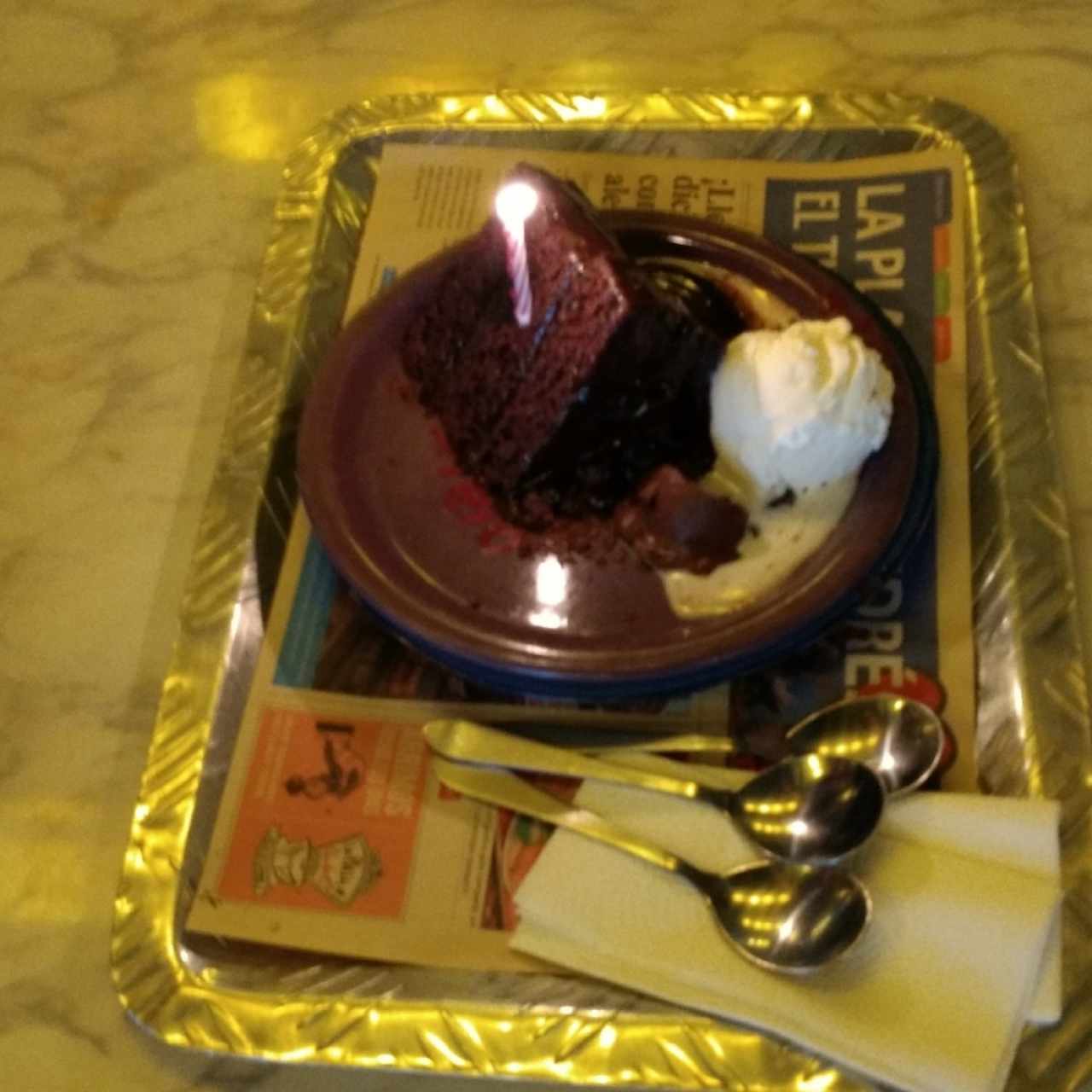 Postre de chocolate con helado