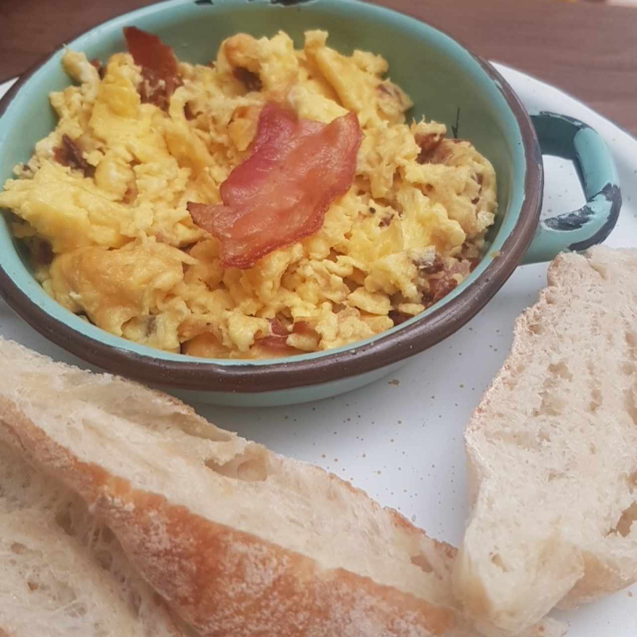 huevos con tocineta 