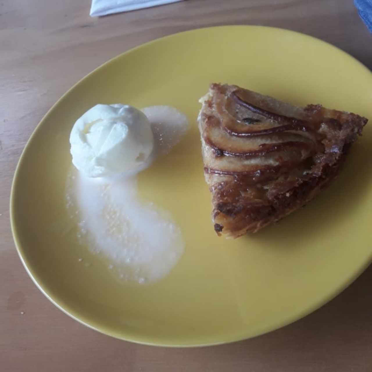 Tarta de manzana con helado de vainilla
