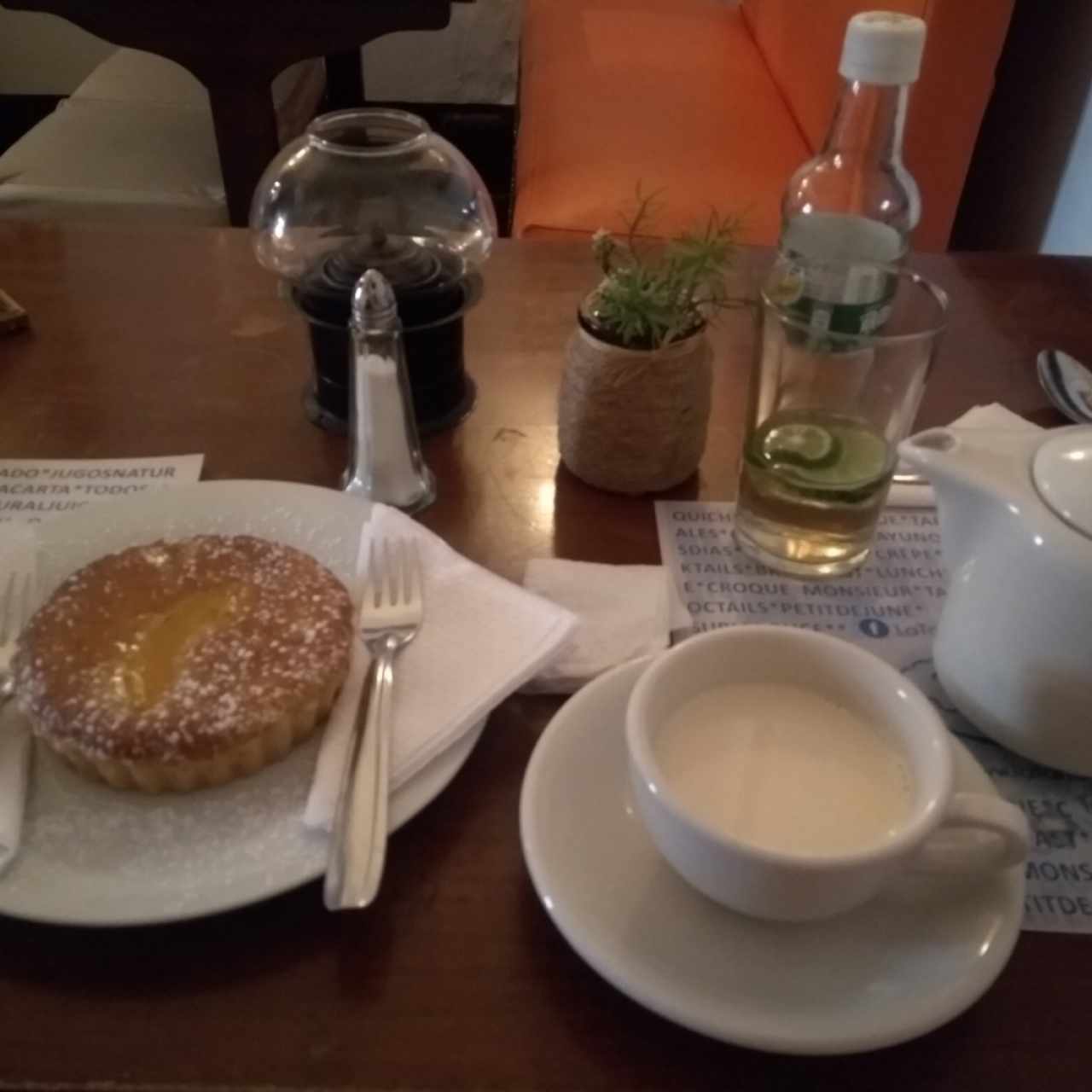 Tartaleta de almendras y durazno y Te de vainilla