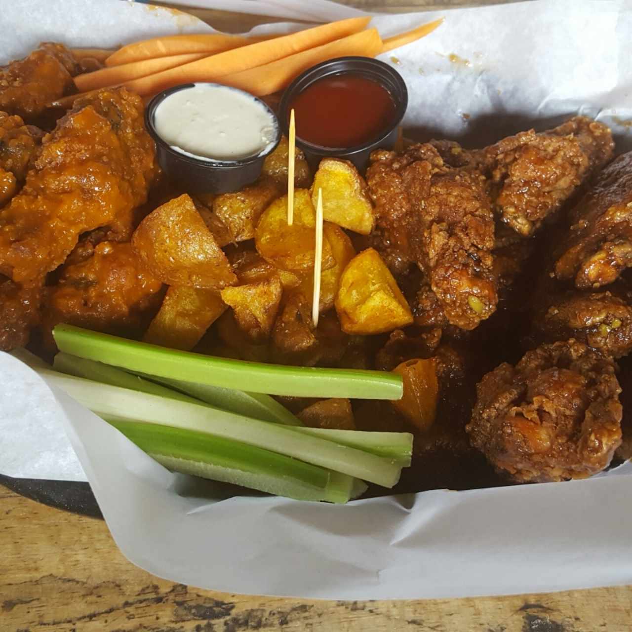 Combo de 12 alitas honey garlic & buffalo smoked  (dobladas )