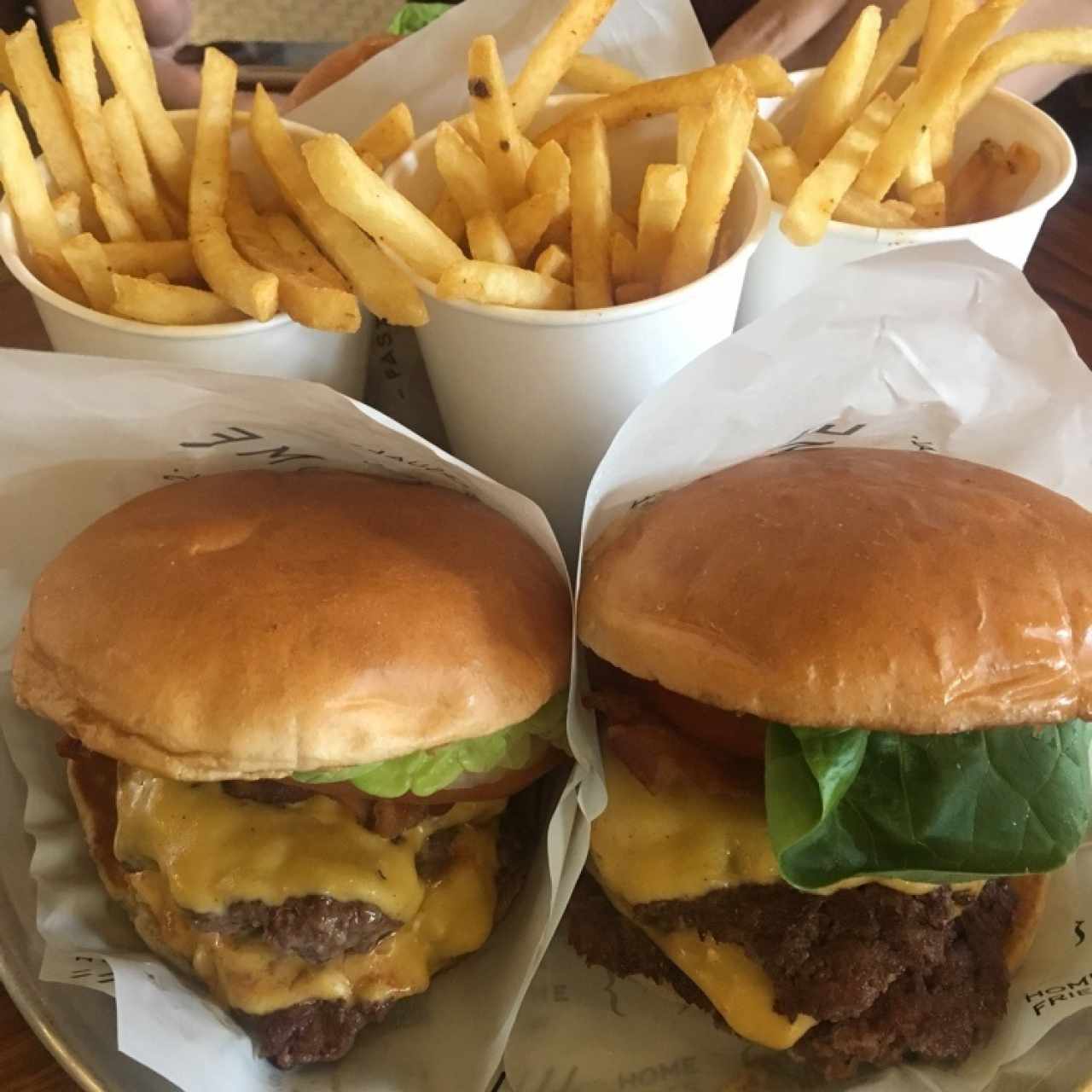 Hamburguesa doble carne , con queso y tocineta.
