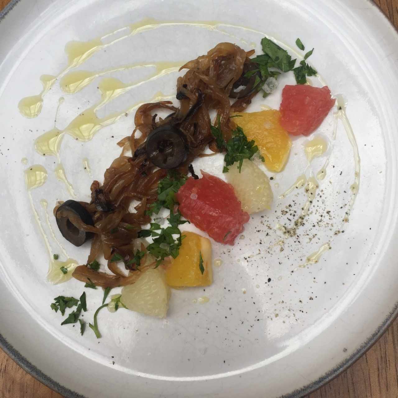 ensalada de cebolla caramelizada, aceitunas y toronja 