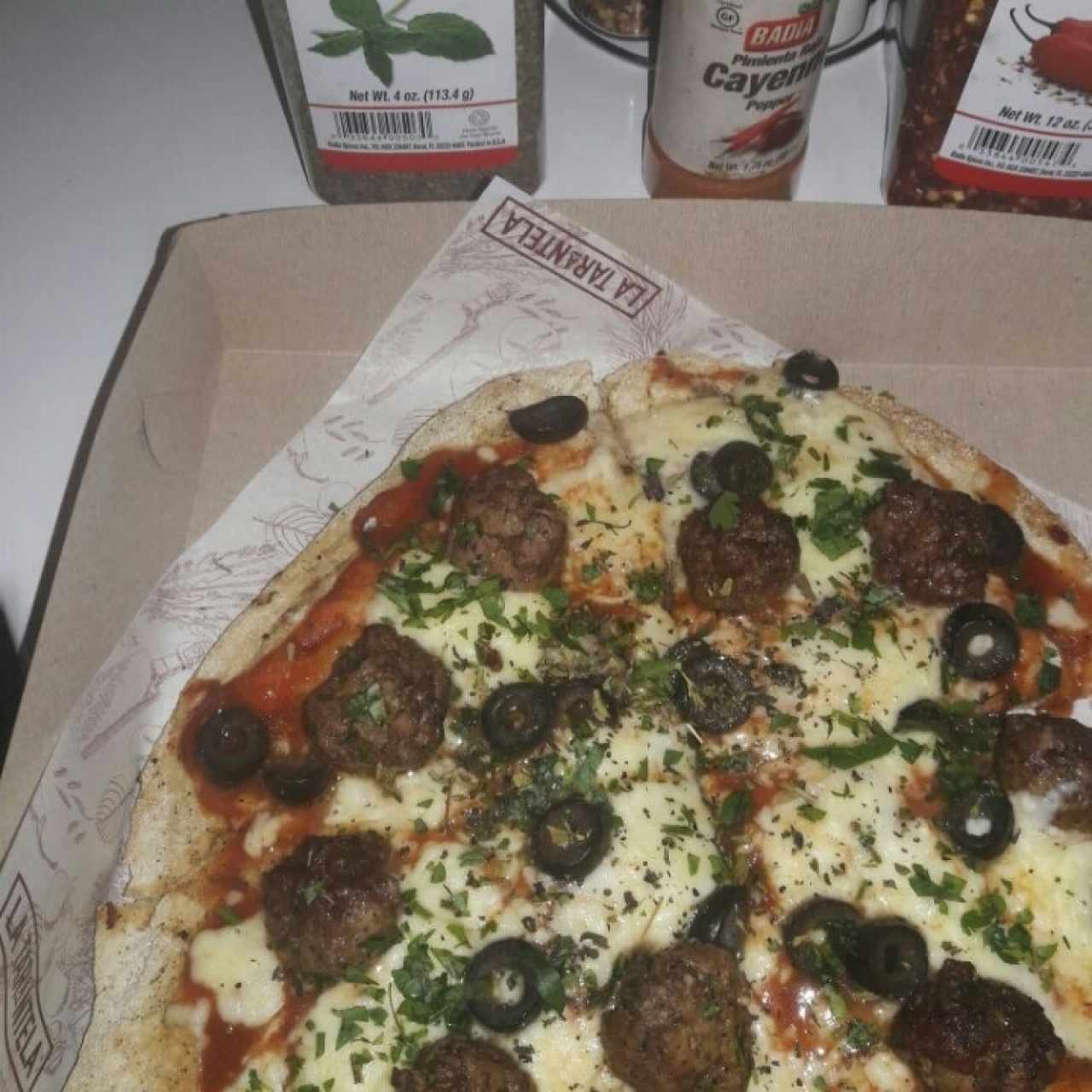 pizza de albondigas en salsa ragú 