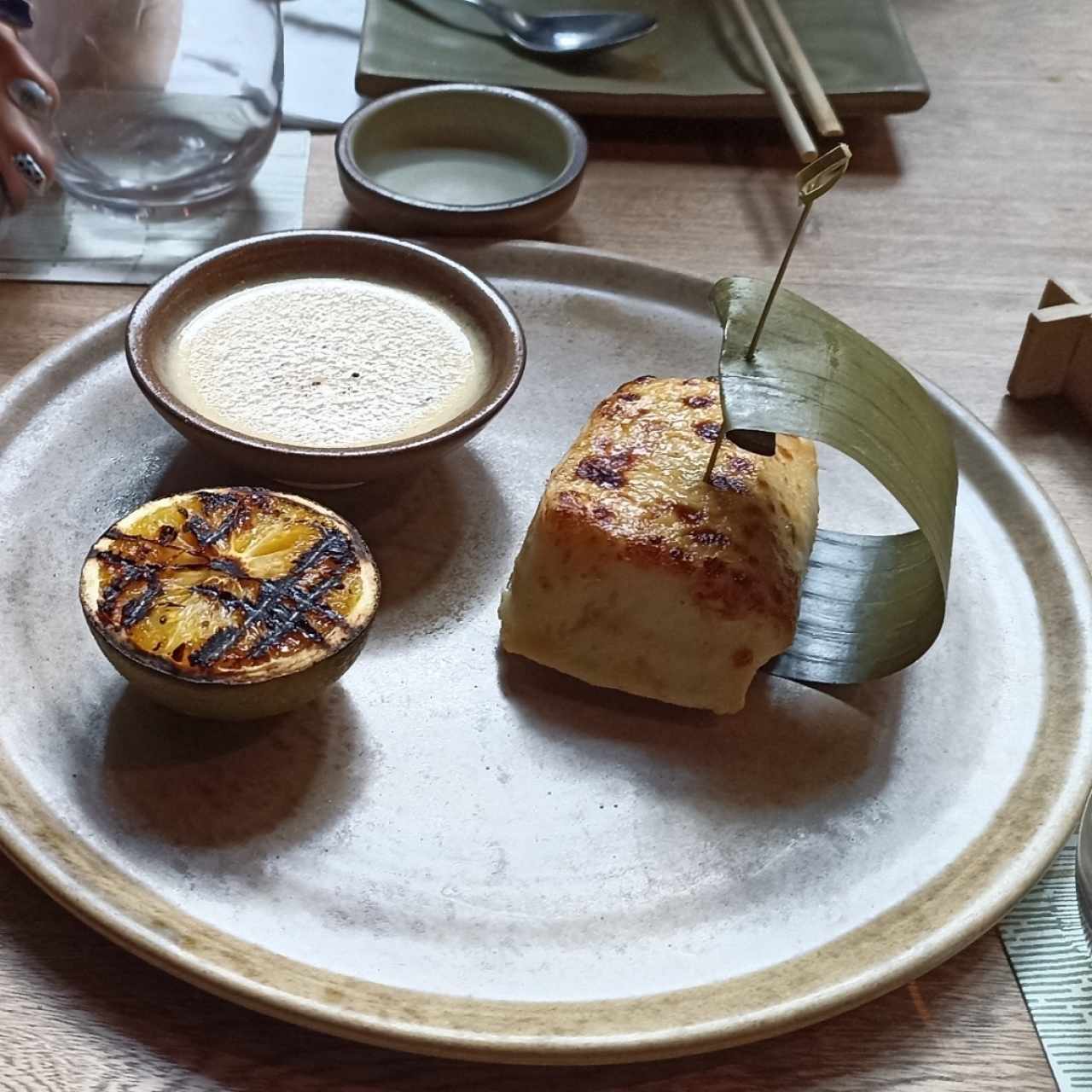 pirarucú gratinado, puré de miso. 