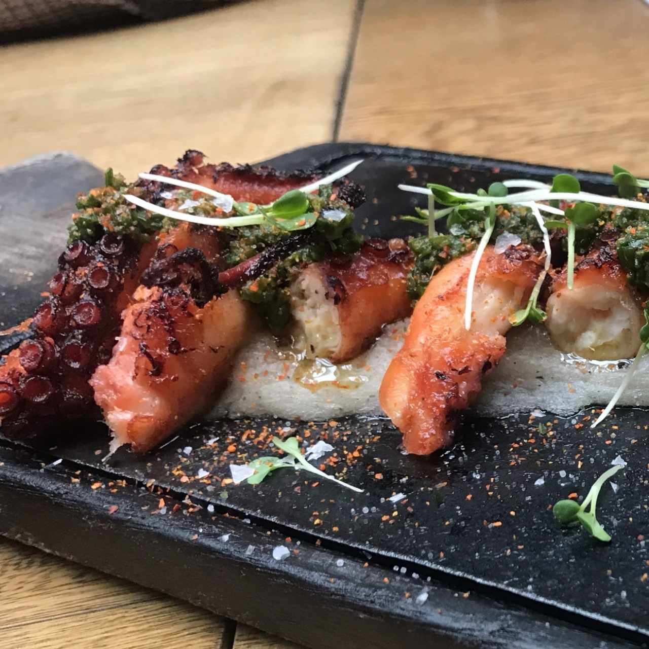 pulpo sobre pure de yuca 