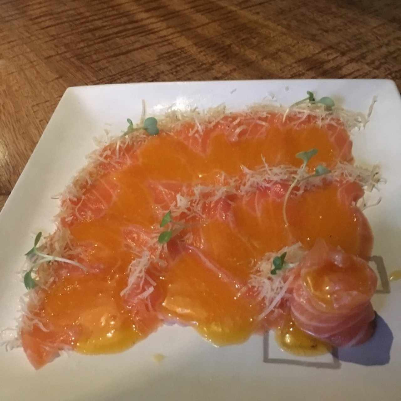 tiradito de salmon con salsa de maracuya