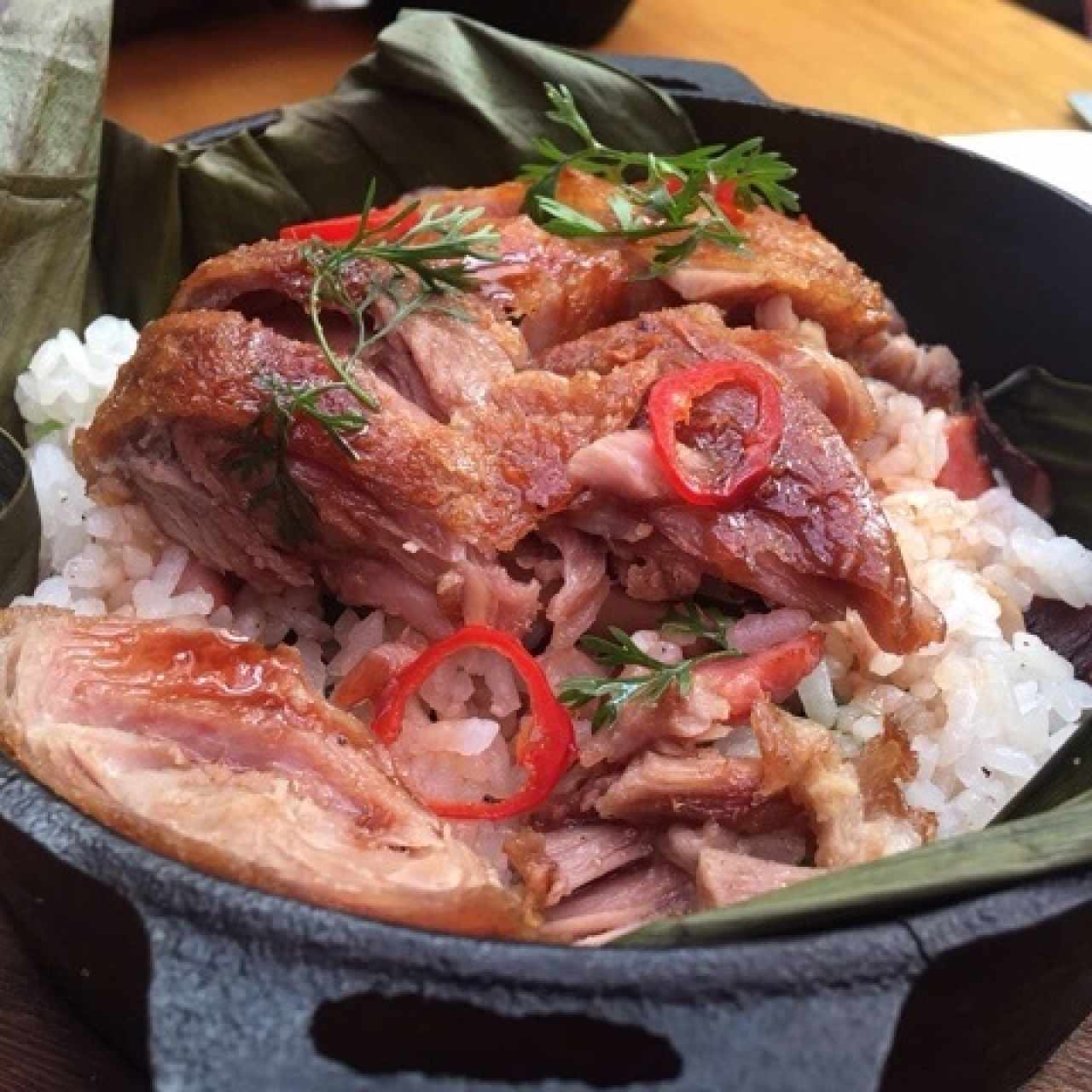 PATO MOCHERO: pato crocante sobre arroz con cecina y hongos, y Miel de Curuba