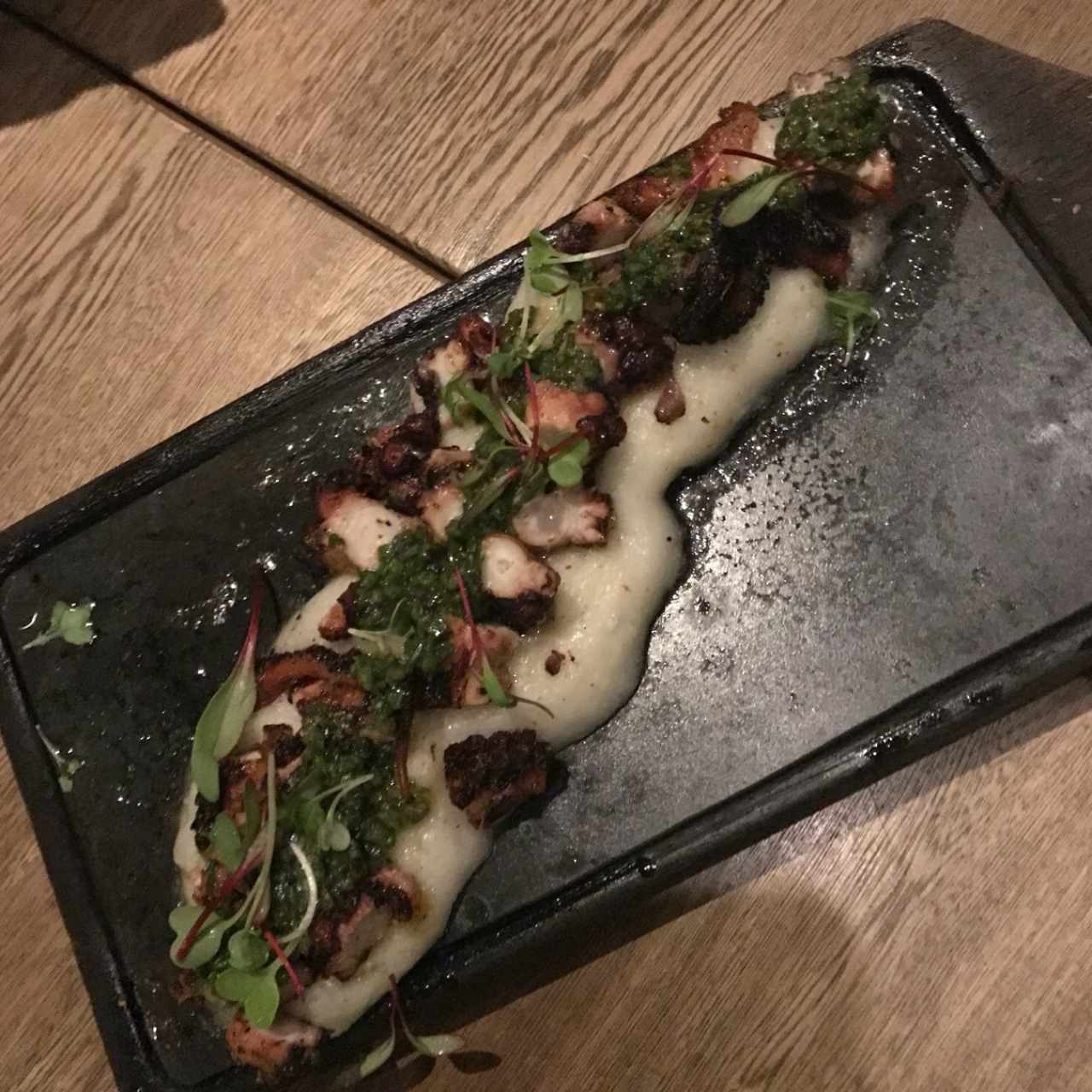 Tako nikkei: pulpo a la parrilla en cama de puré de yuca, bañado con chimichurri japonés