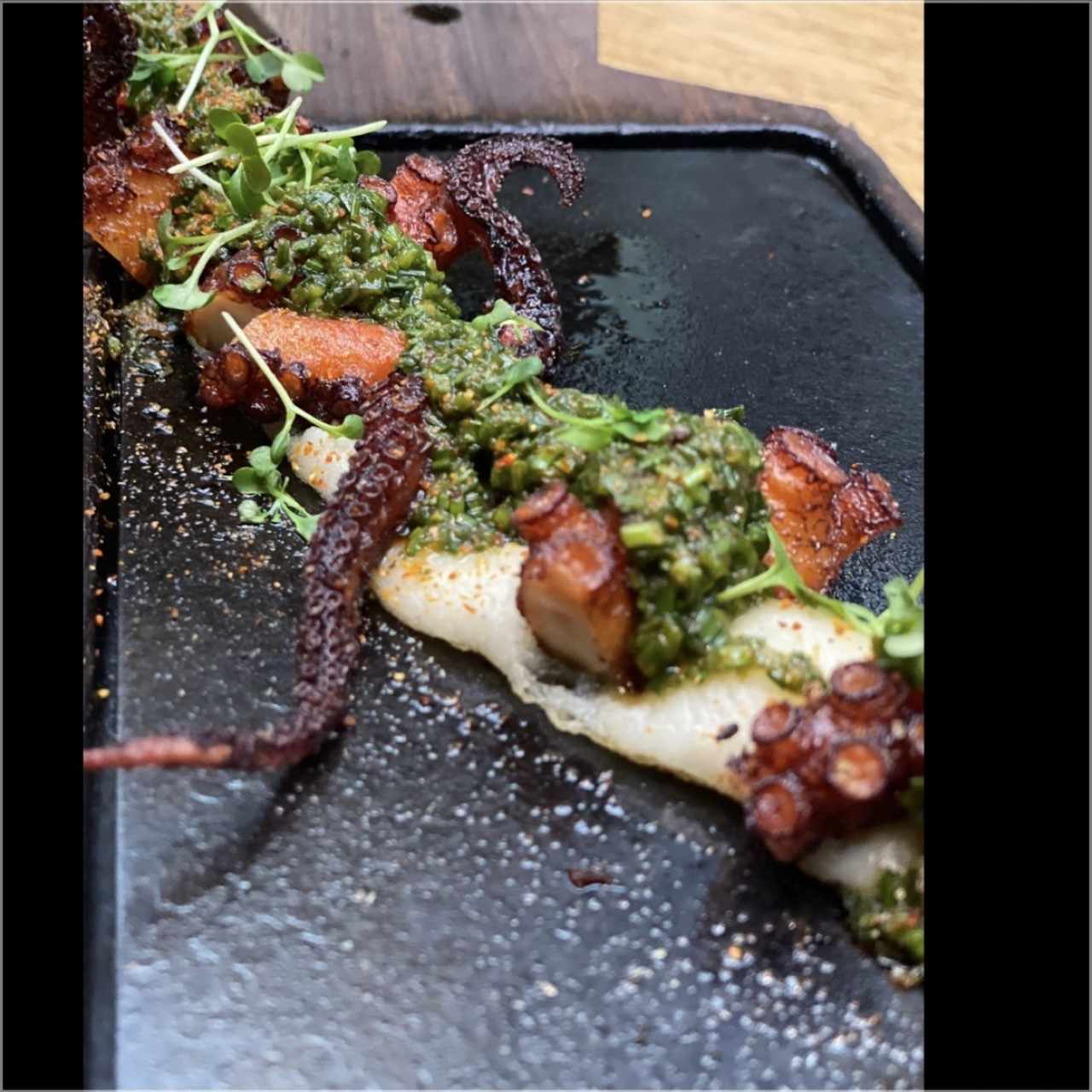 Pulpo en cama de pure de yuca