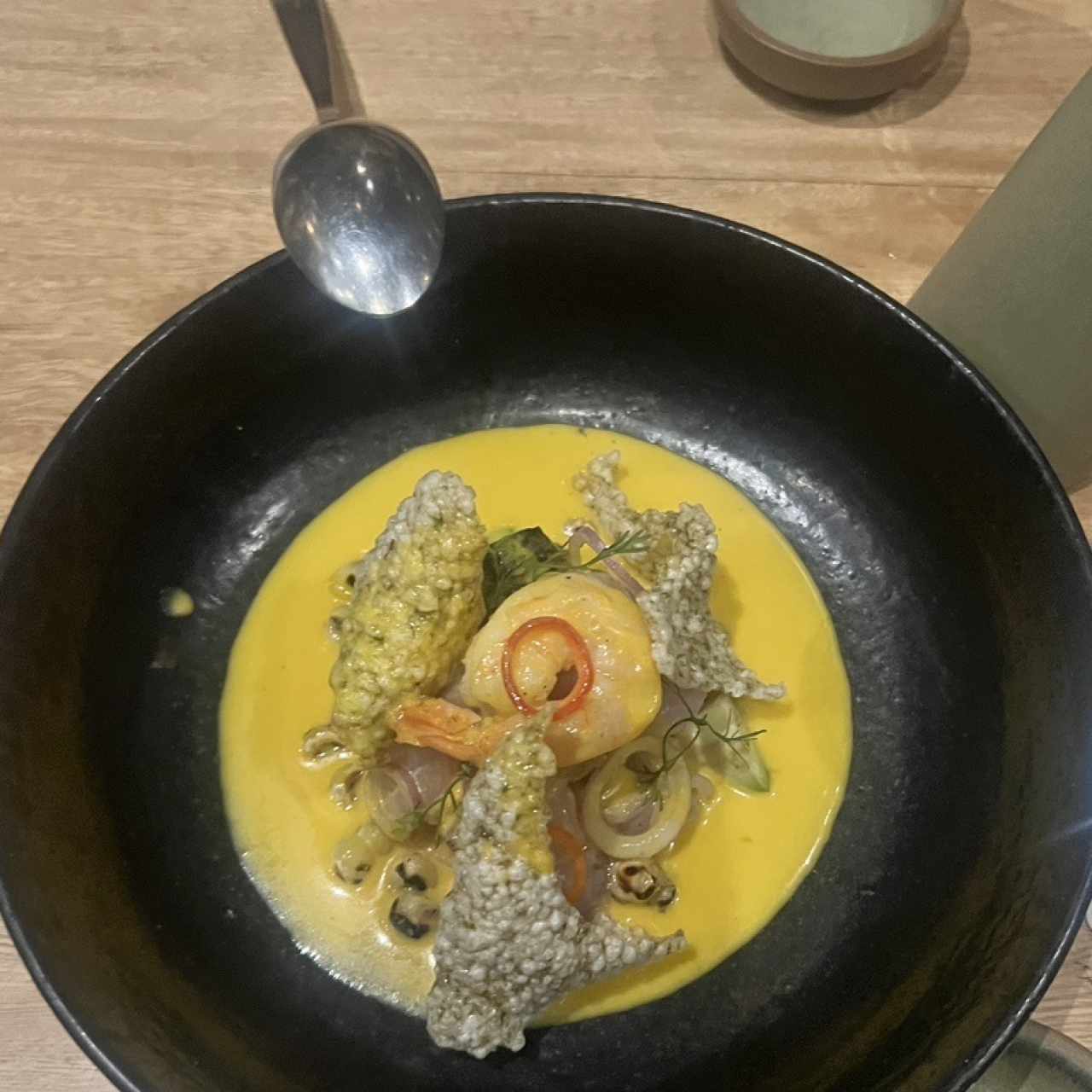 Ceviche de pescado y camarones con aji amarillo