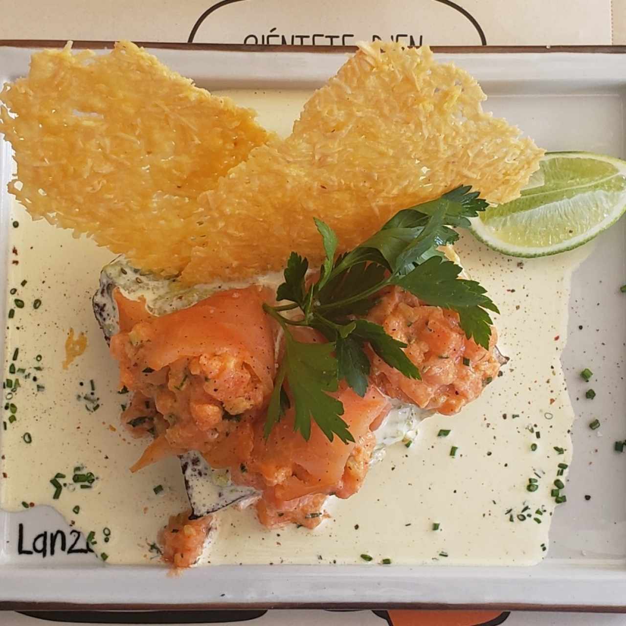 Grizzly (Pato Mozarella con Salmón fresco y ahumado)