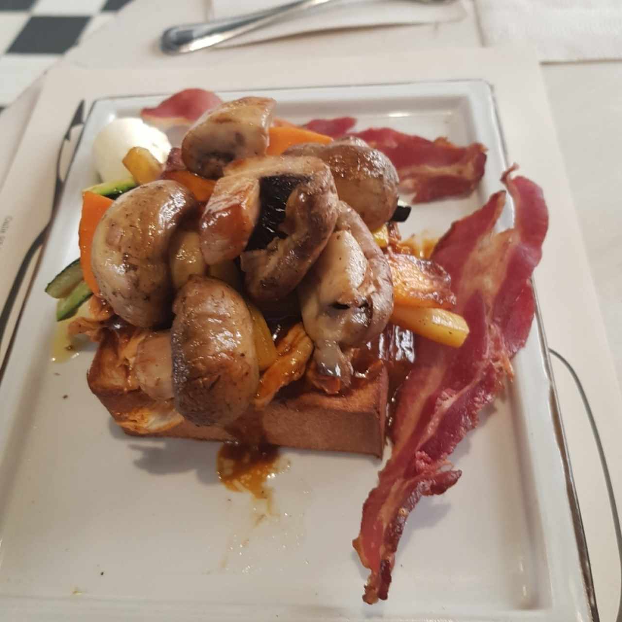 pato con pollo búfalo y adición tocineta 