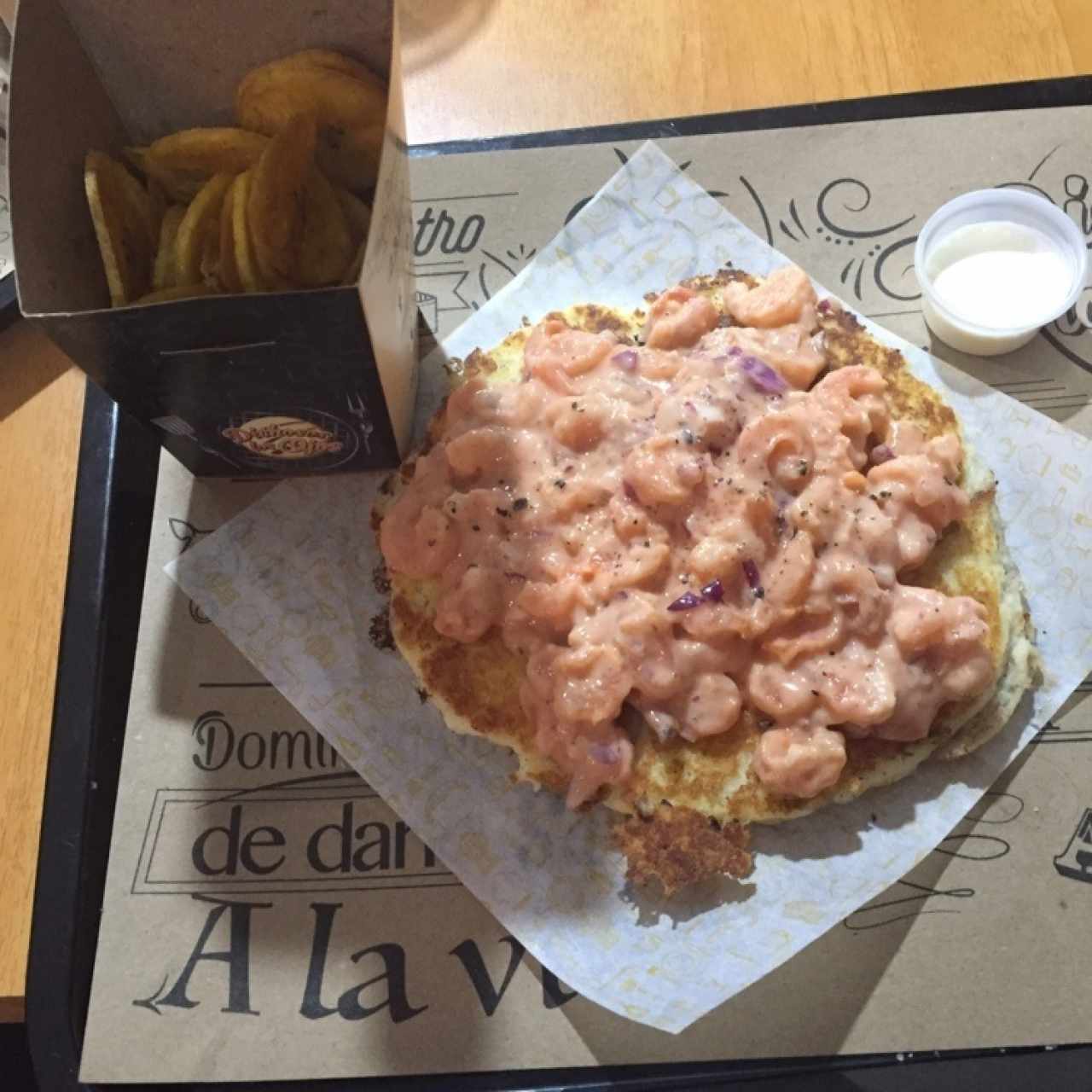 Arepa coctail de camarón