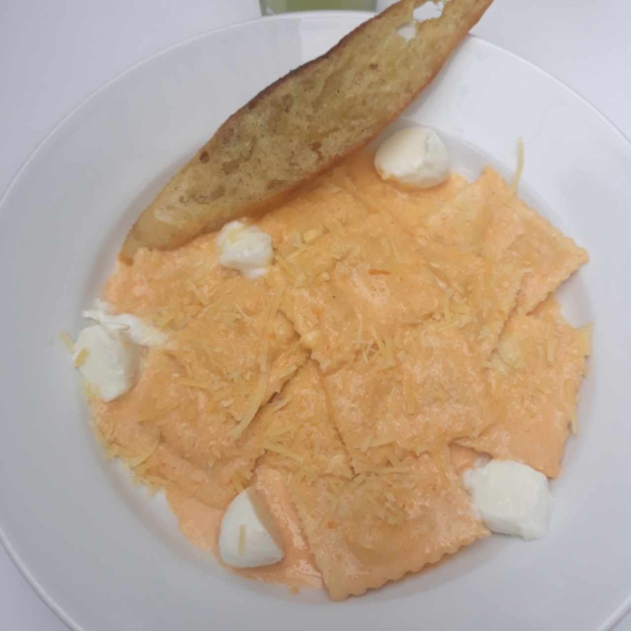 raviolis 3 quesos con salsa rosé