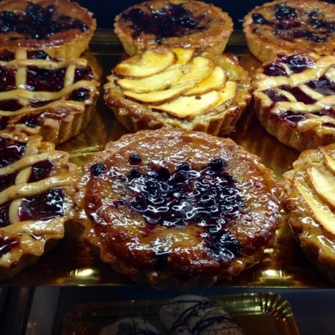 pies de agras, manzana y frutos rojos