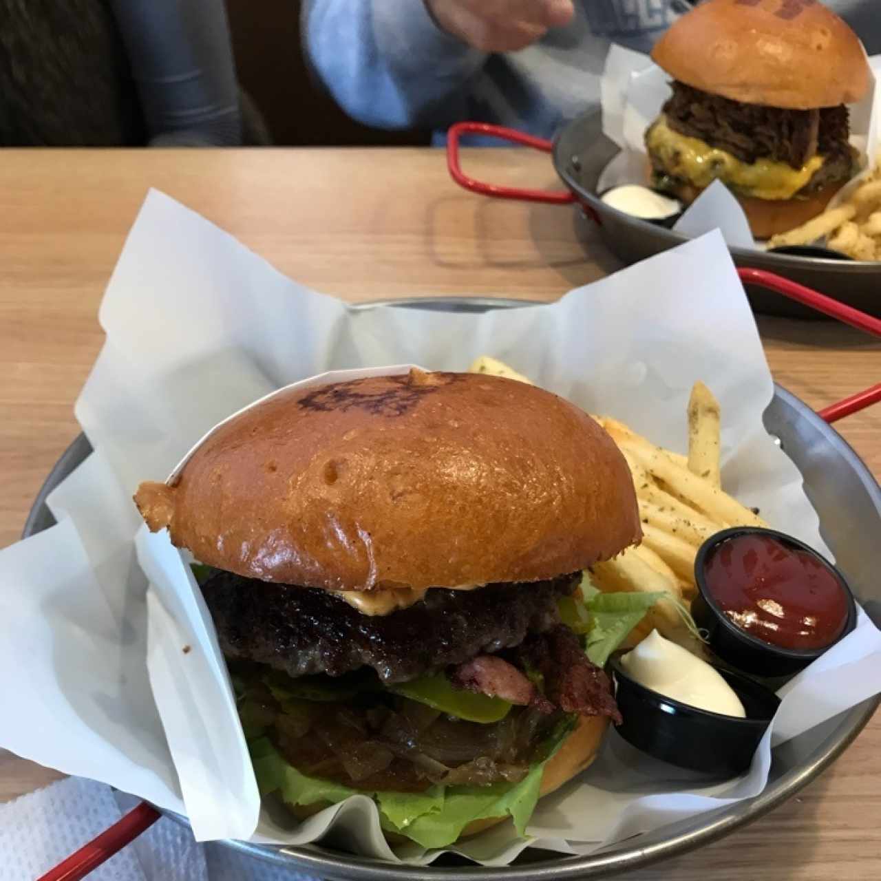 adelanta, hamburguesa Chicago. atrás, hamburguesa rústica