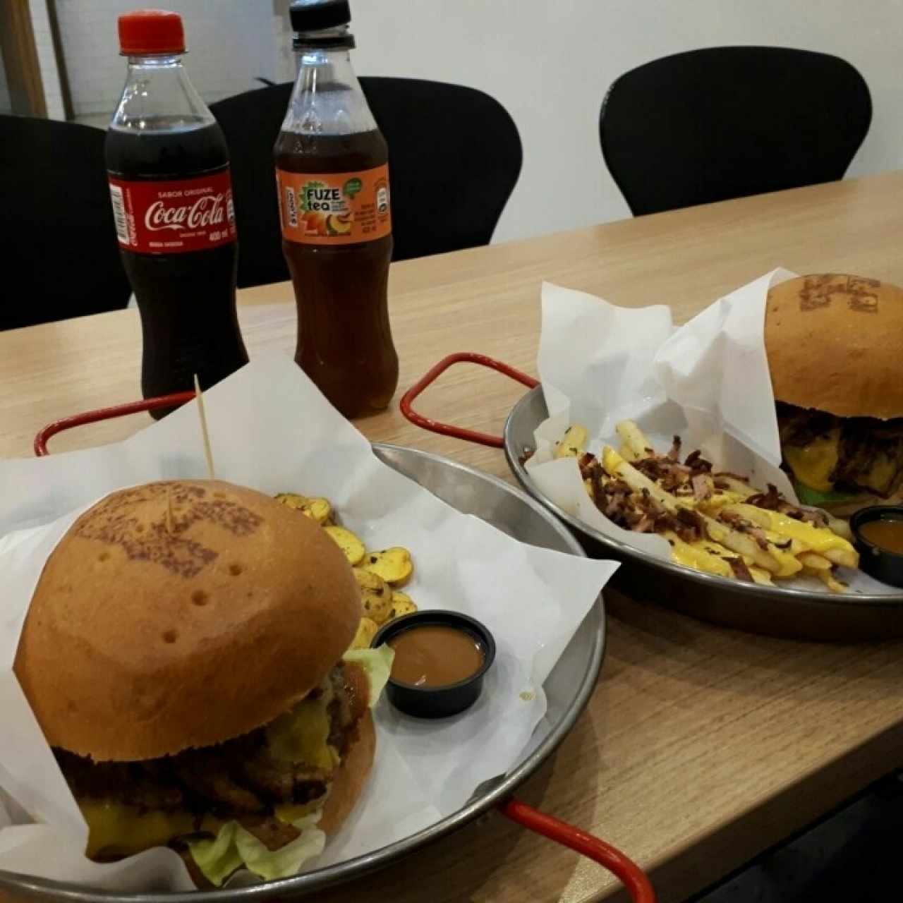 Hamburguesas rusticas acompañas de papas criollas y papas a la francesa con queso cheddar y bacon. 