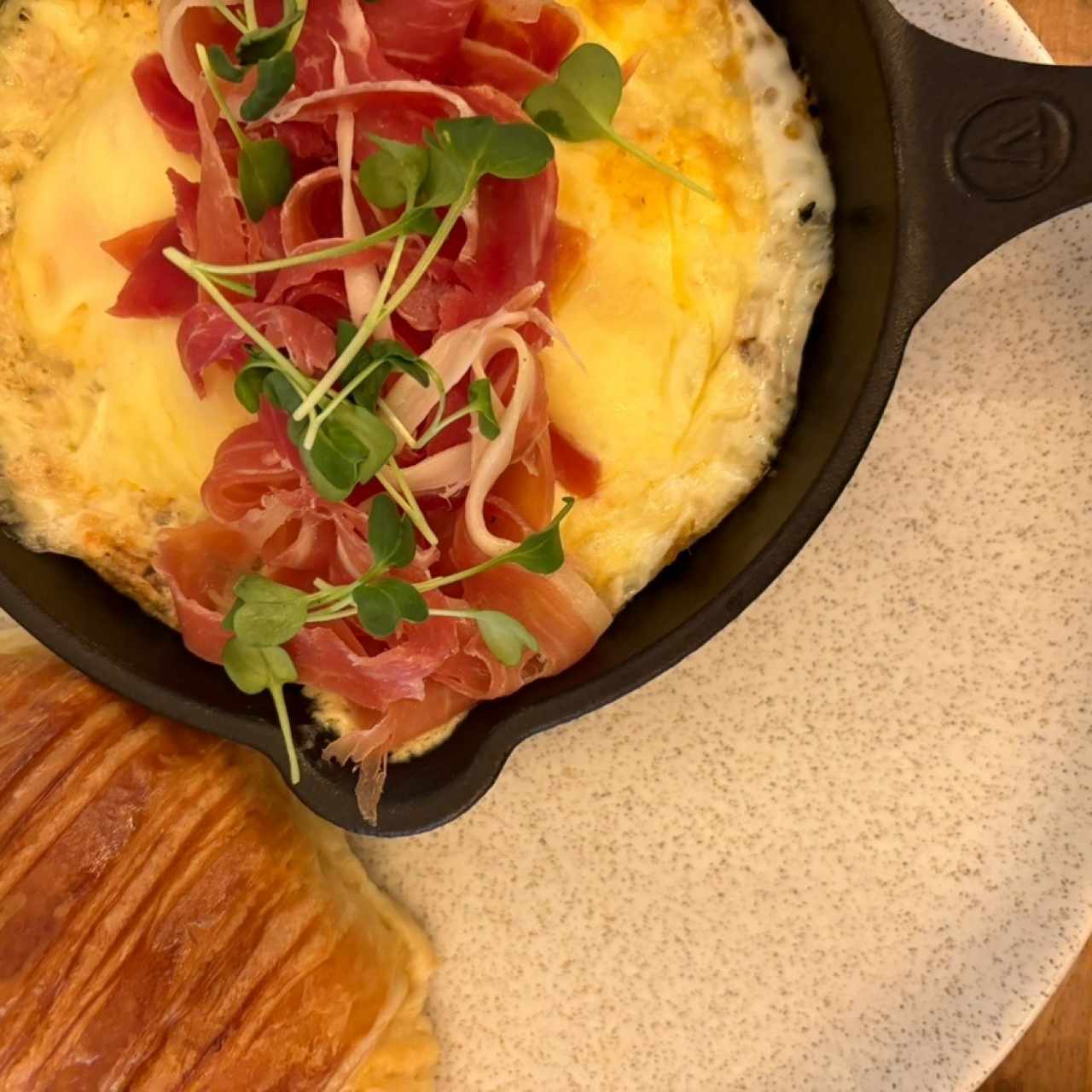 Con queso y jamón serrano