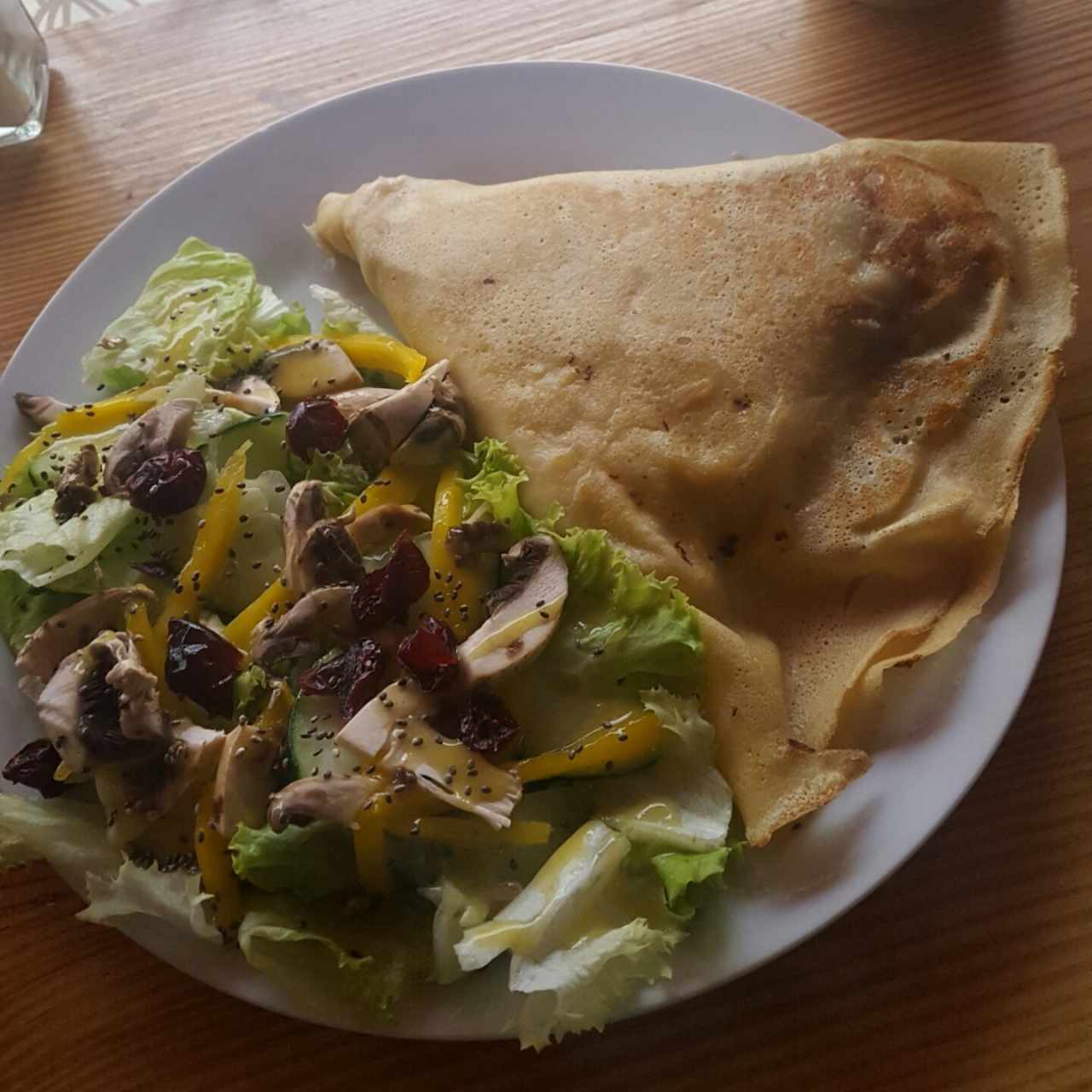Crepe mediterráneo y ensalada 