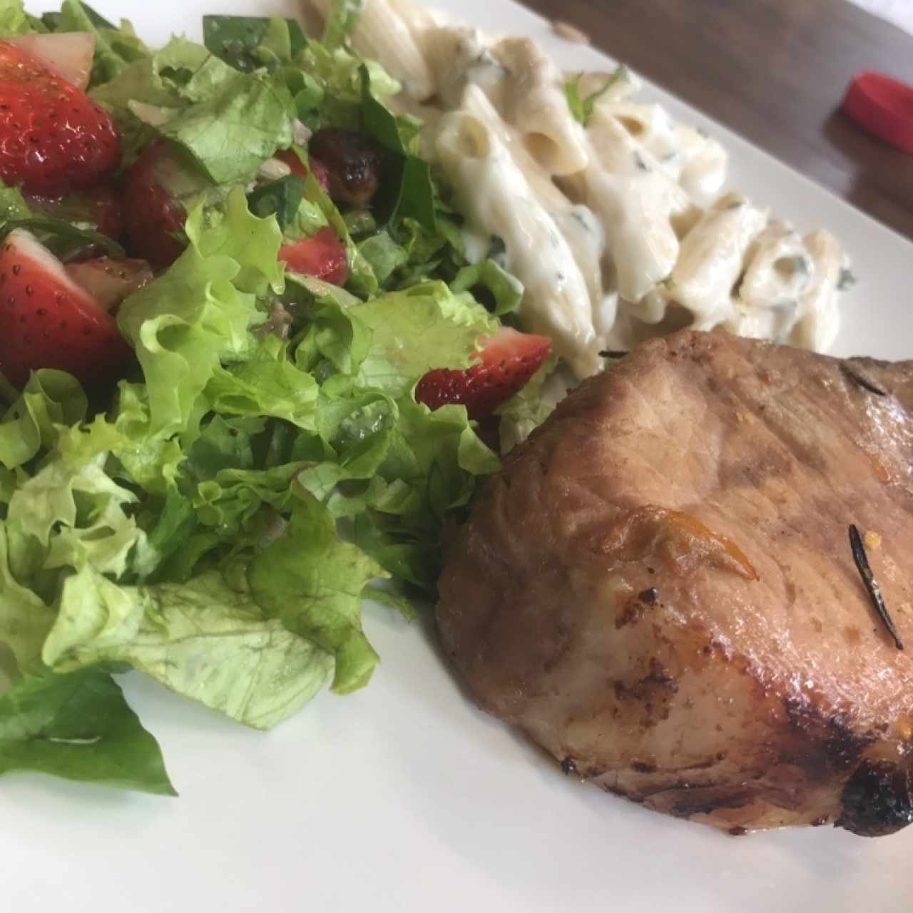 lomo de cerdo con ensalda fresca 
