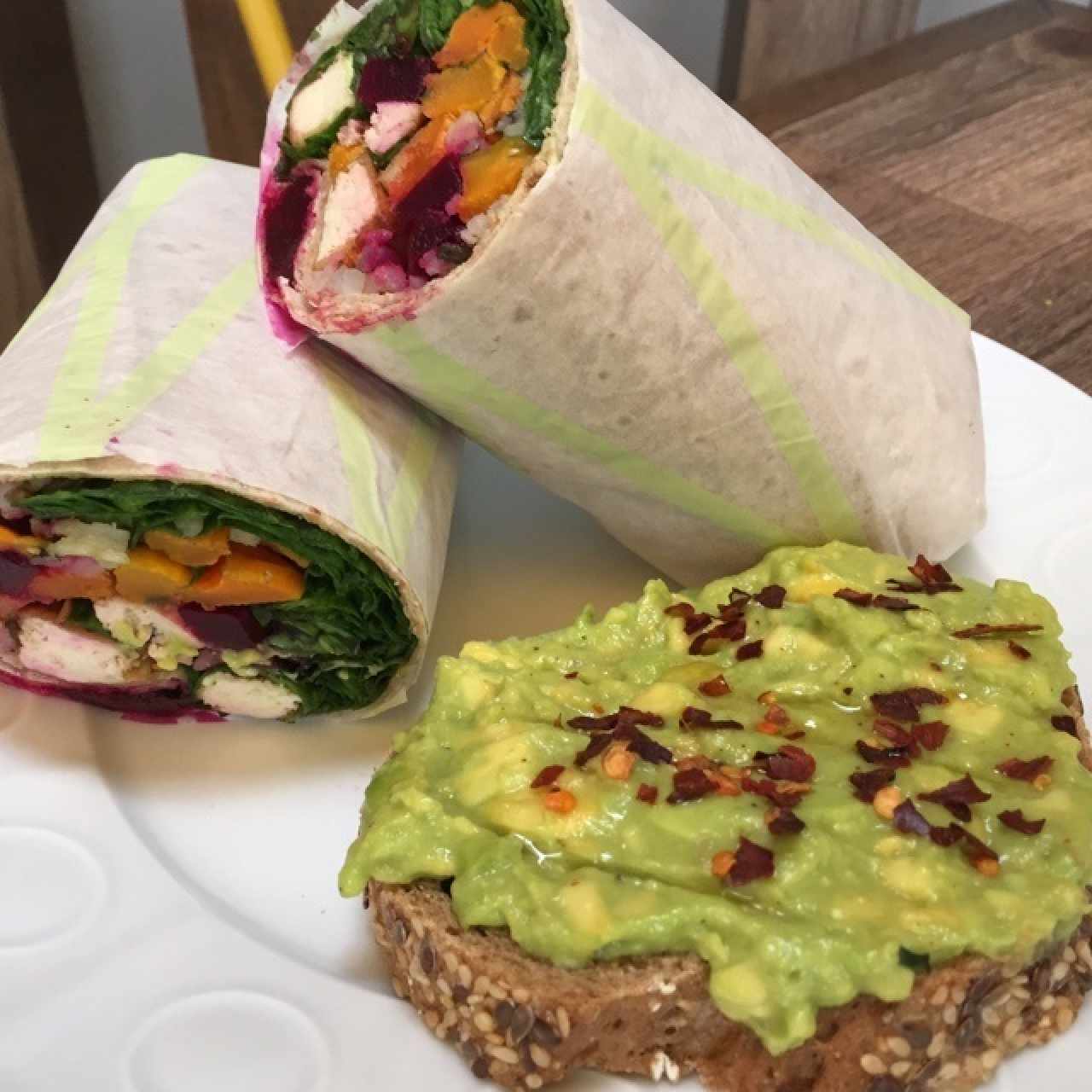 Tostada de Aguacate & Wrap Vegano