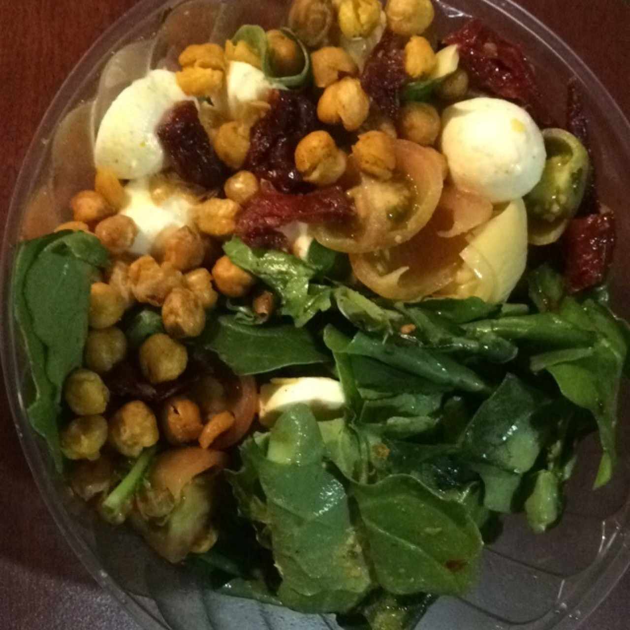 ensalada de boconccini, corazones de alcachofa y tomates secos. le añadi garbanzo picante